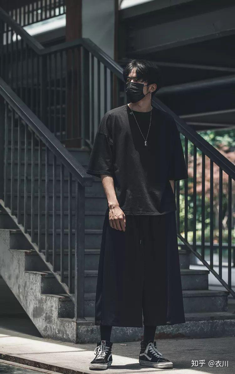 男生一身黑怎么搭配?怎么穿出酷黑(all black)的风格?