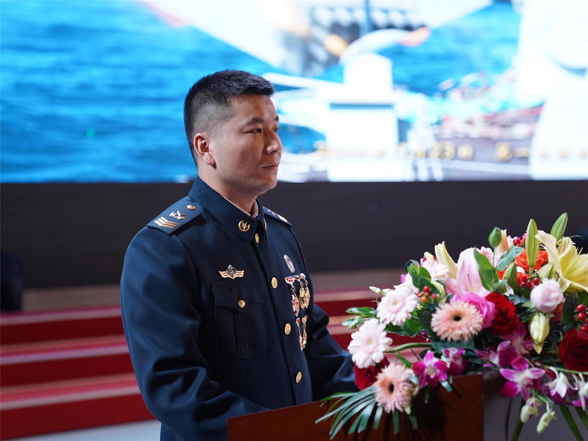 12月1日,海军"扎根海疆,建功大洋"巡回宣讲团分别来到海军潜艇学院某