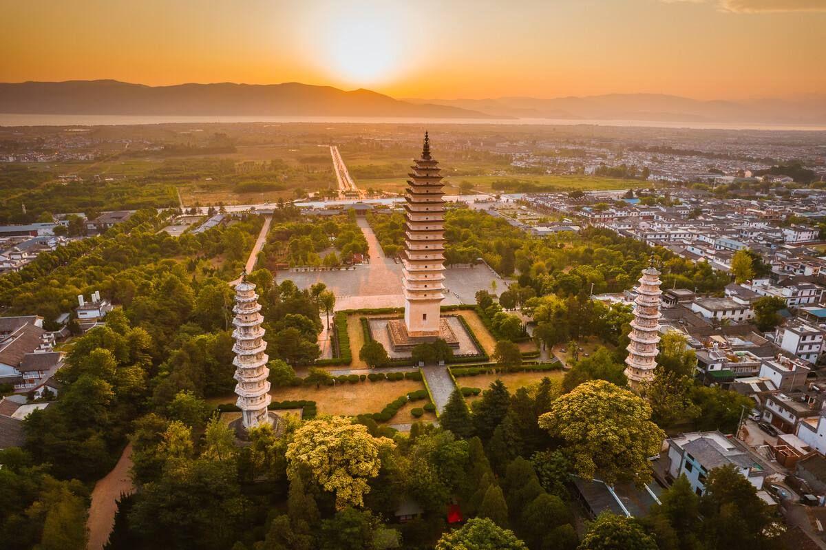 主要景点有:三塔倒影公园,崇圣寺遗址,千寻塔,南北小塔,天龙八部影视