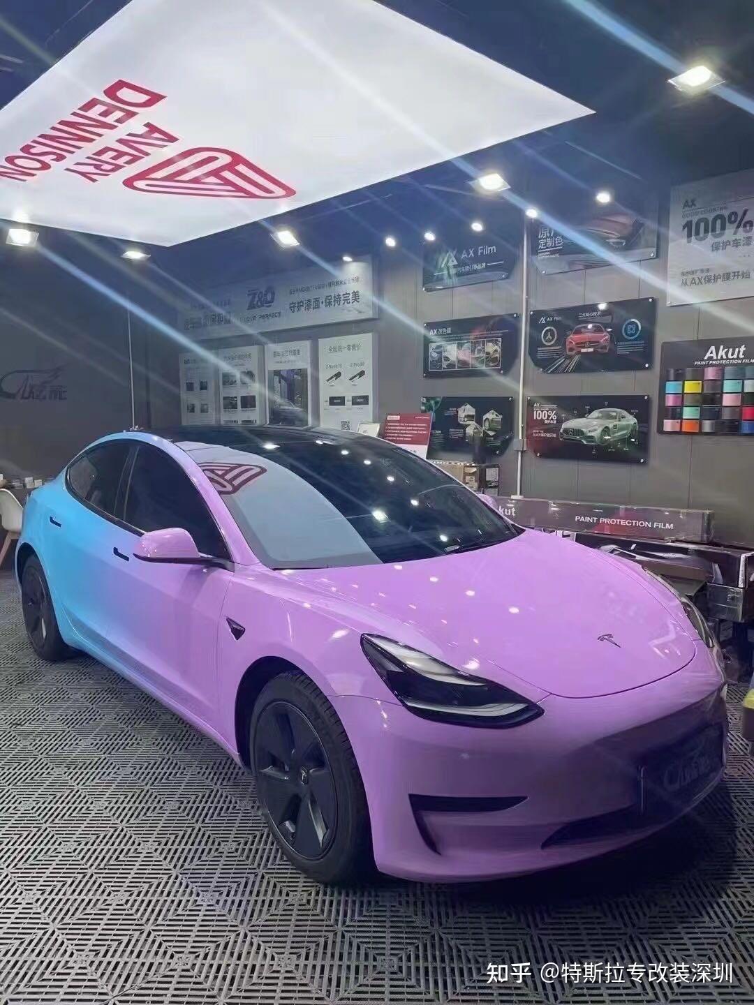 男女通吃的改色车衣膜深圳特斯拉modle3蓝粉渐变车身改色贴膜