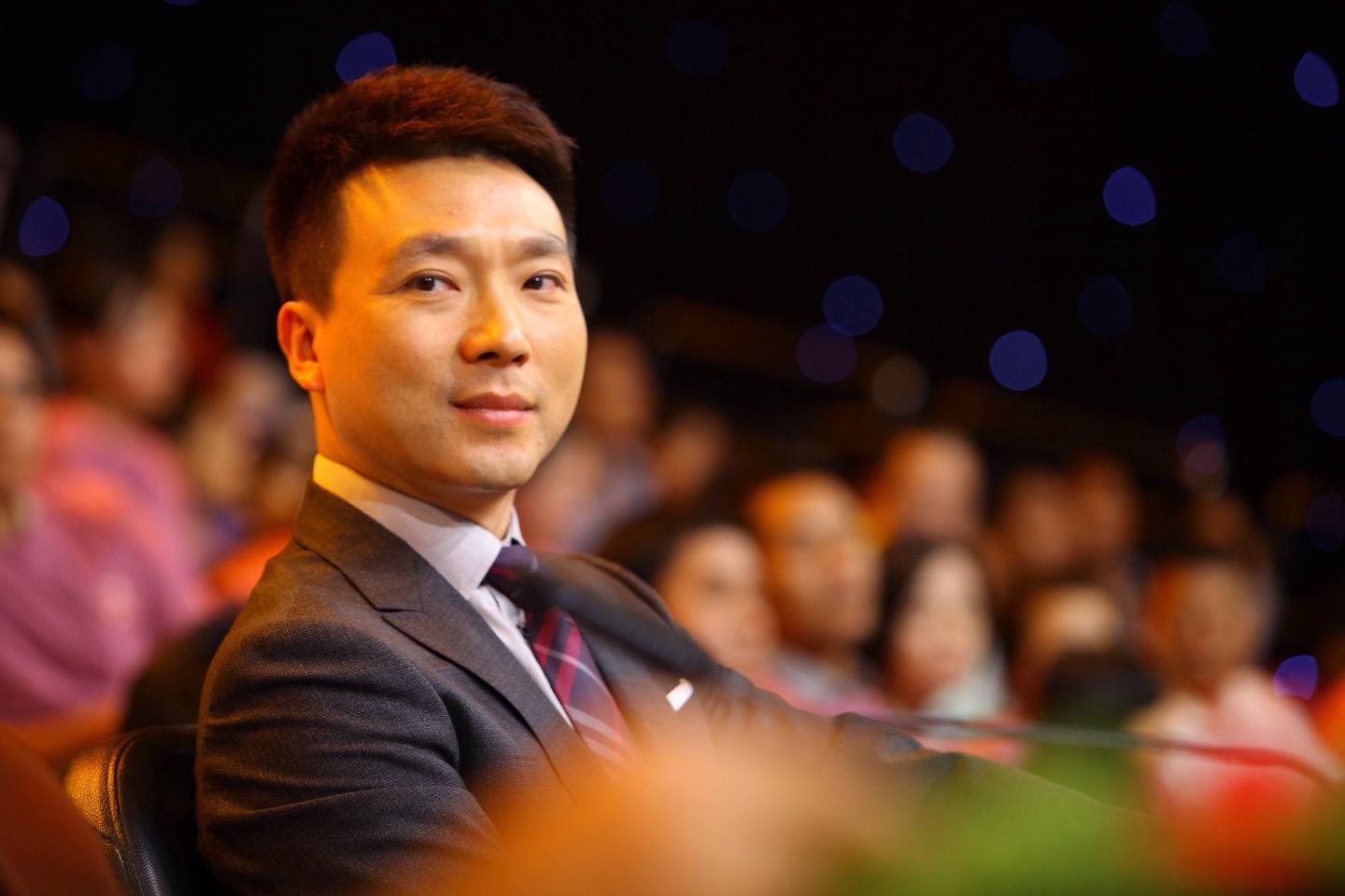而在一次次的节目放送中 央视主播康辉也走进了我们的视野,成为众人