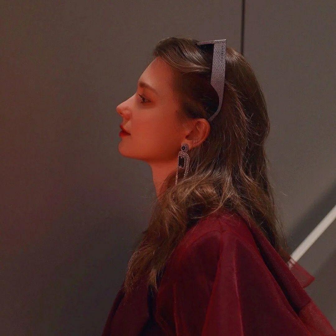 有什么好看的侧脸女生头像?