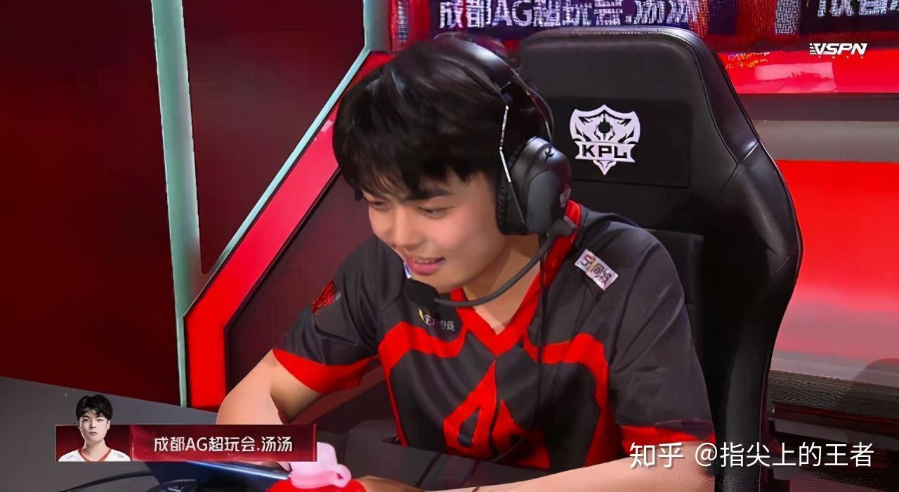 笑影胞弟,实力强悍,和萧玦一样,是在其他队伍替补而