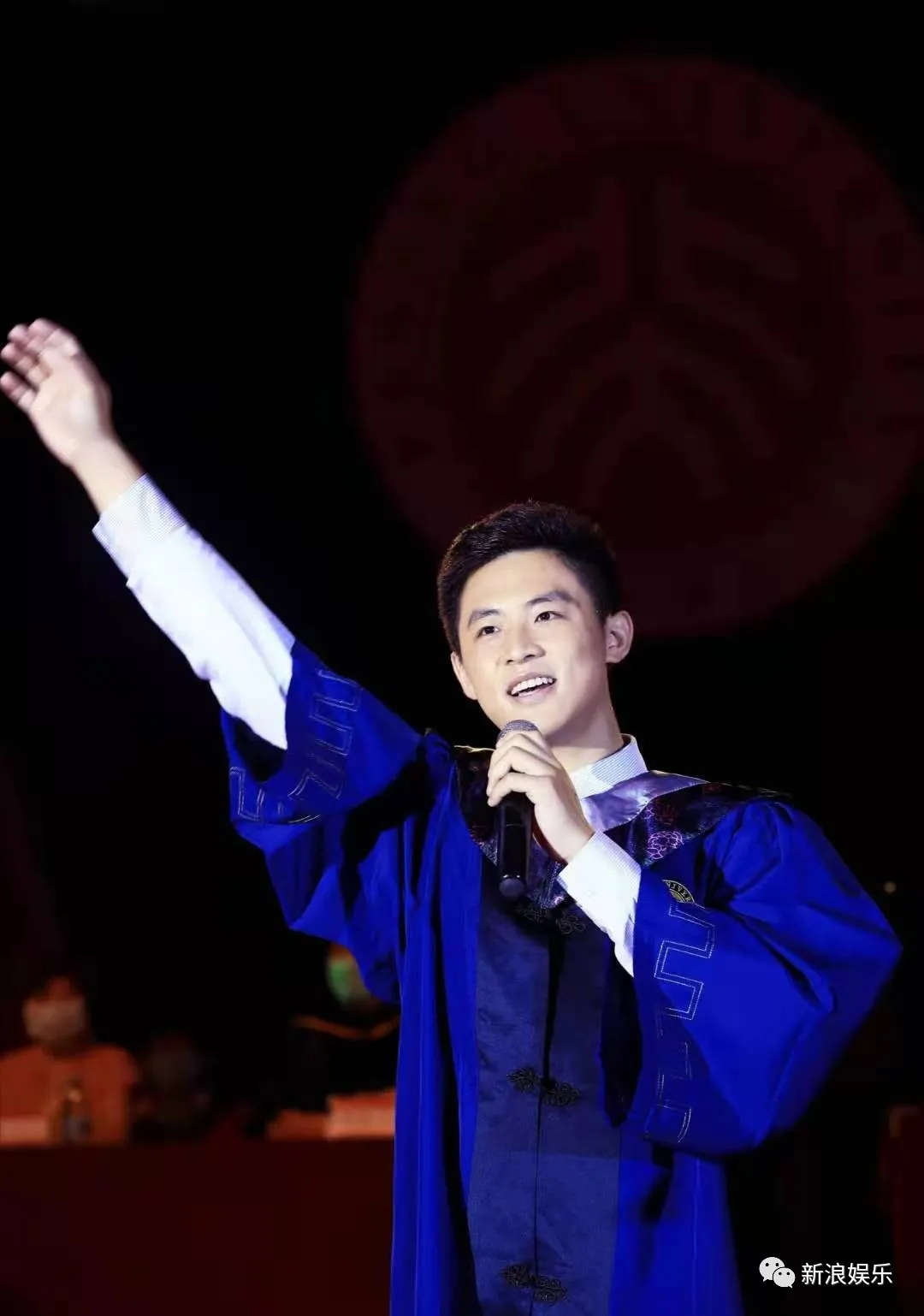 很多,有些角度还神似金高银:退圈之后,孙格成为了一名光荣的人民教师