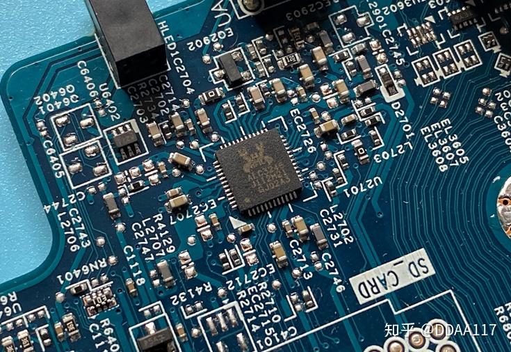 这就是b460芯片组芯片的本体,并未加装散热片,符合oem厂商尽可能节约