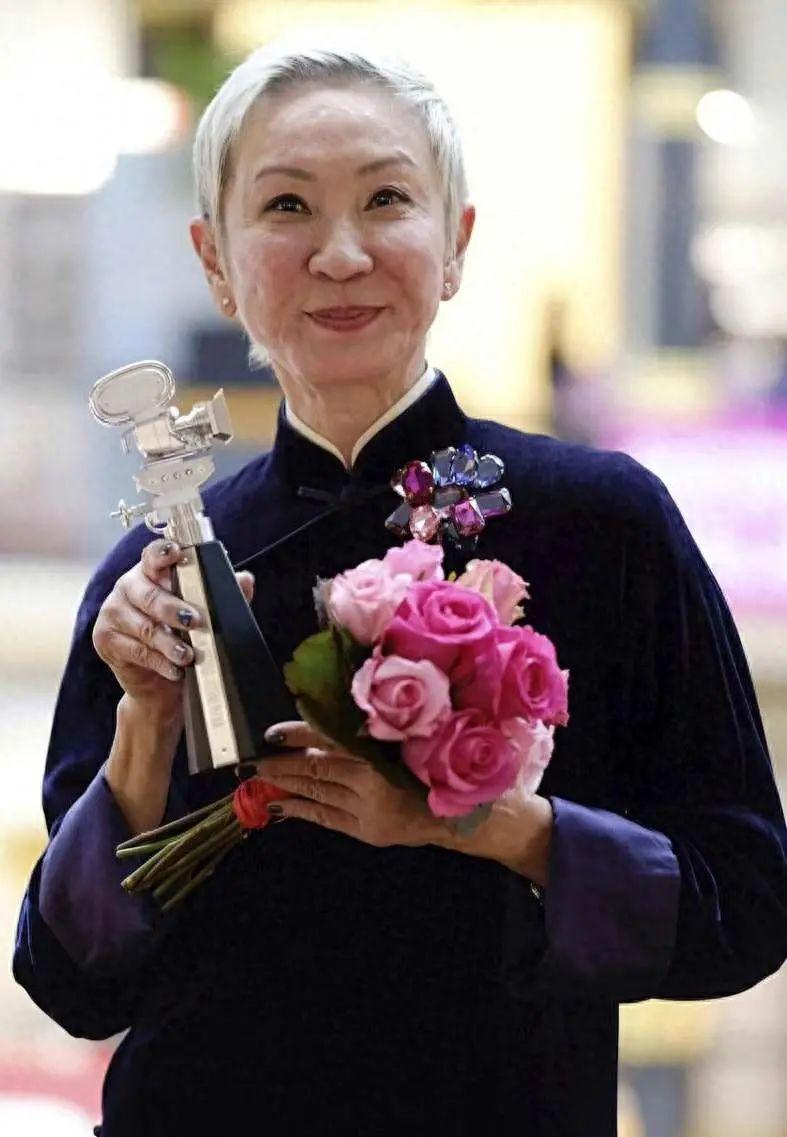 72岁的施南生身姿轻盈穿旗袍配短发飒爽大气完全看不出年龄