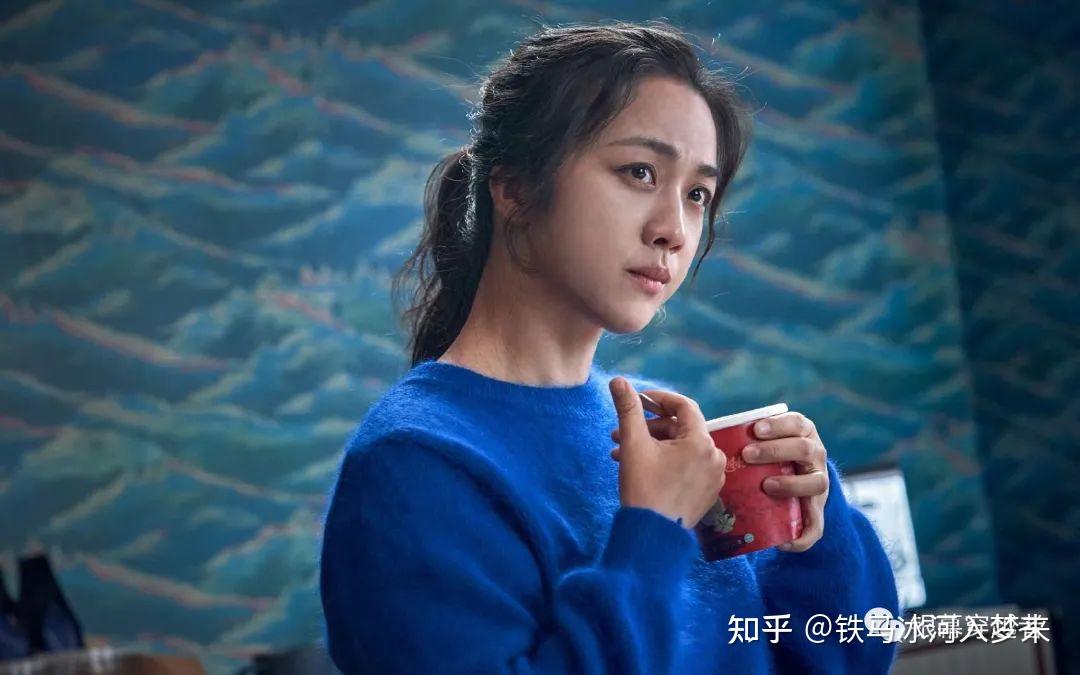 iu 李知恩凭借电影《掮客》获得第 42 届韩国影评奖最佳女新人,如何