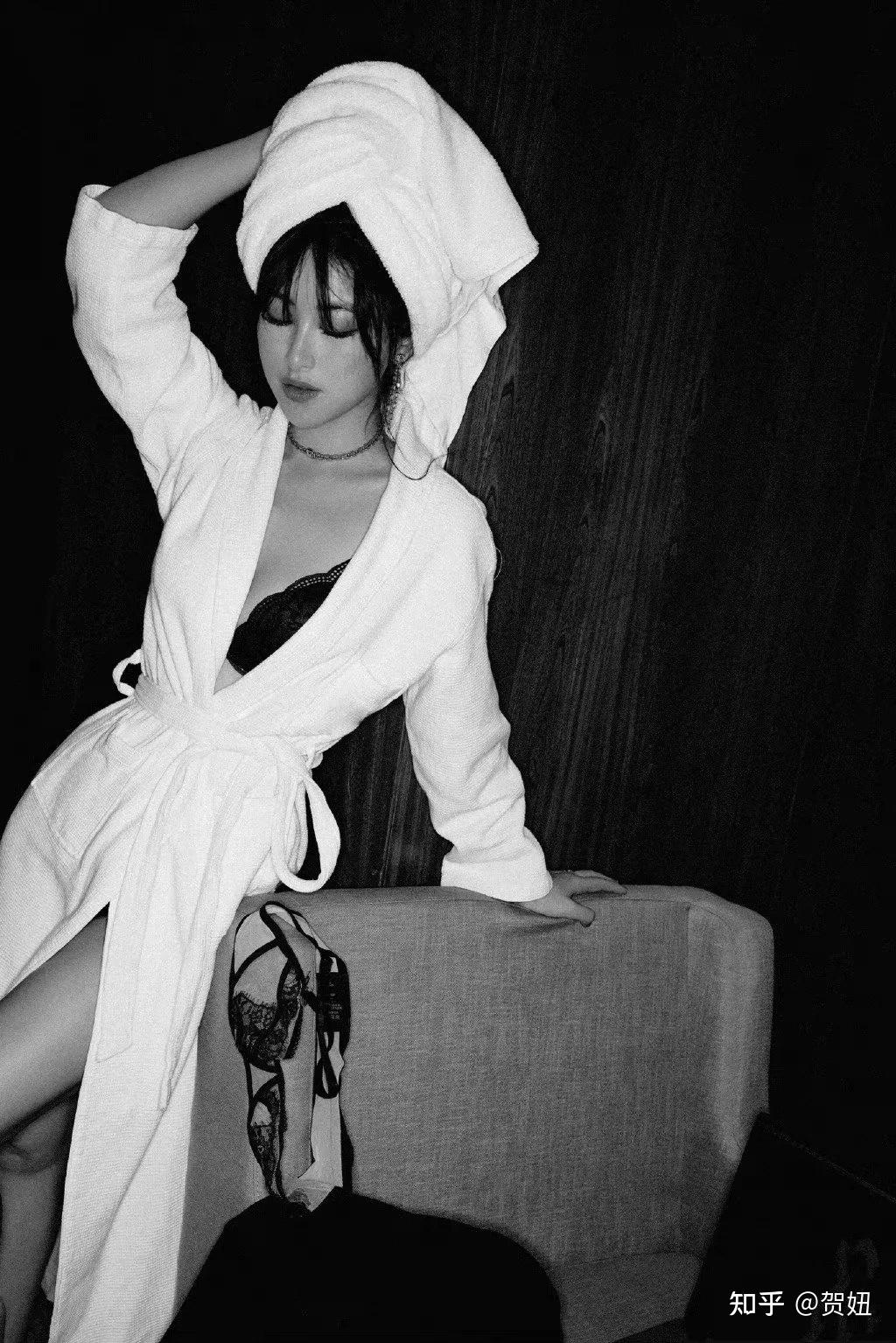 朱珠的浴袍风造型,真是惊艳到我了,御姐身材相当抢镜,风情万种眼神