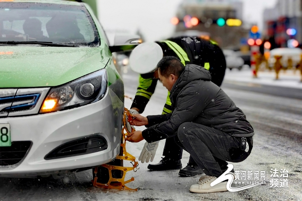 迎戰風雪守護平安盂縣公安在行動