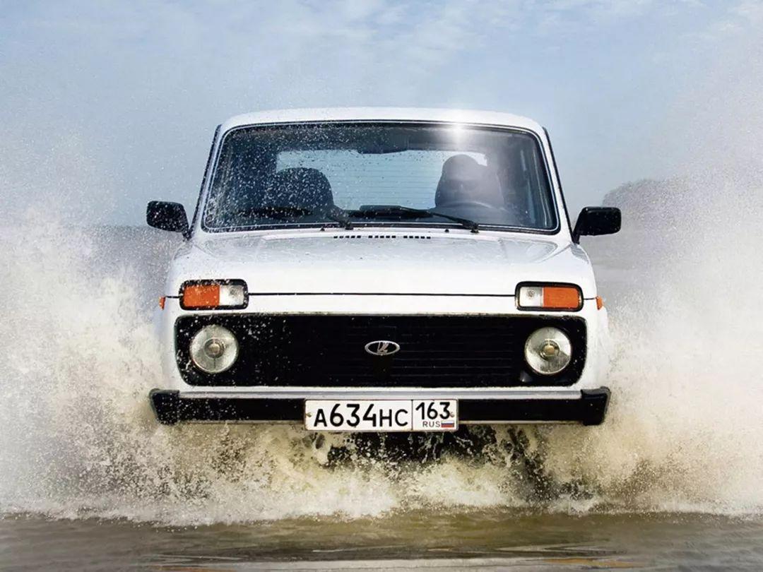 1975年,"niva"这个名字首次出现在vaz-2121系列小型越野车身上,尽管这