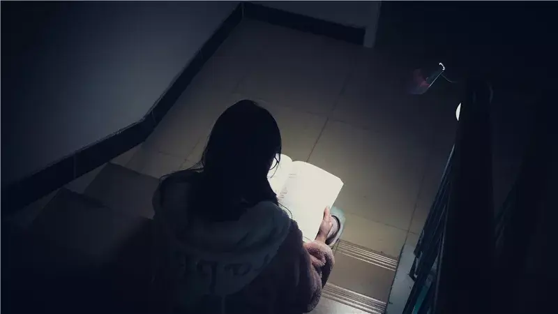 星光不问赶路人 挑灯夜读的样子最美~ - 知乎