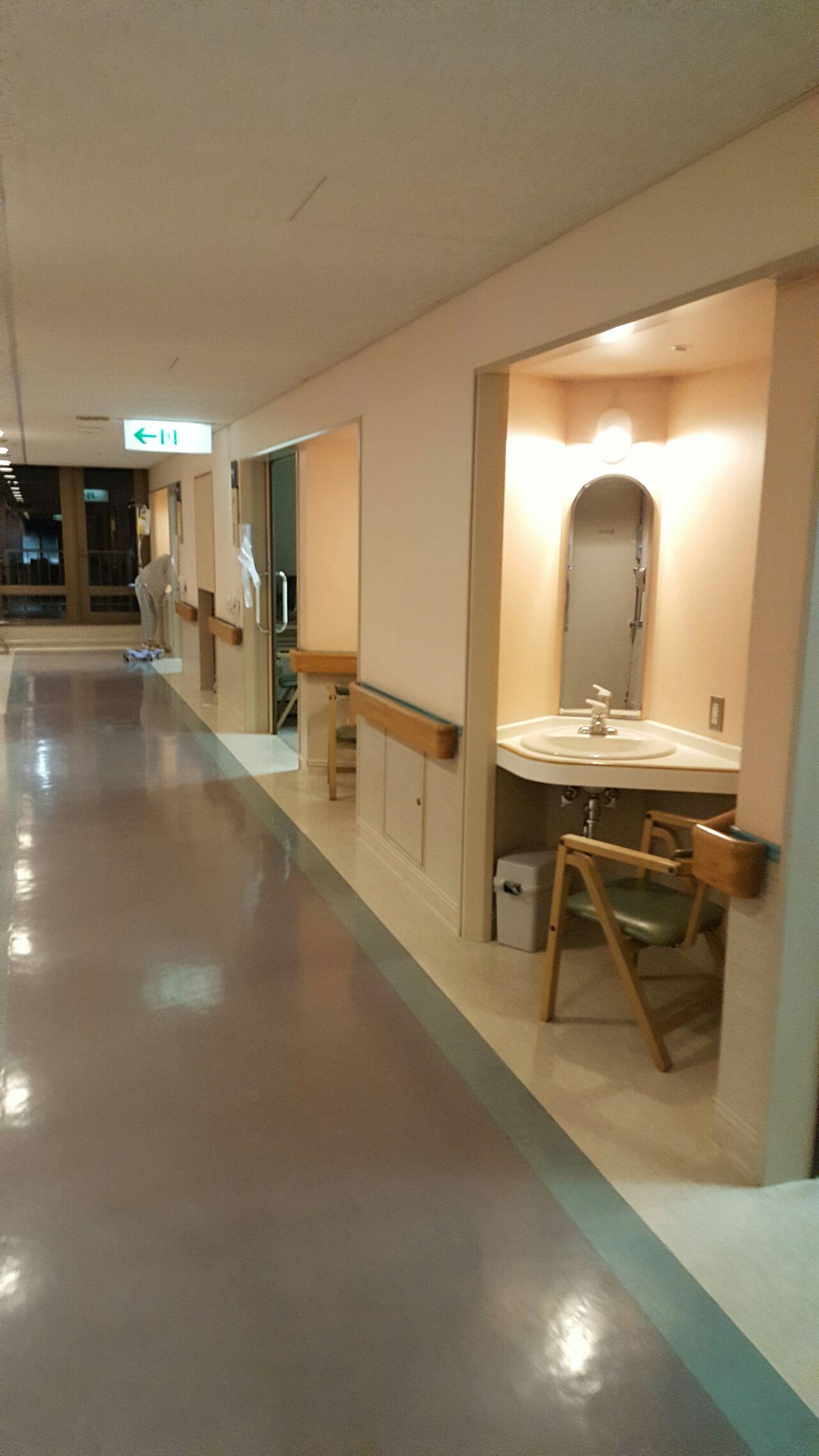 介绍完病房,护士带我去看其他生活设施:病房门口就是洗漱区;翻译说这