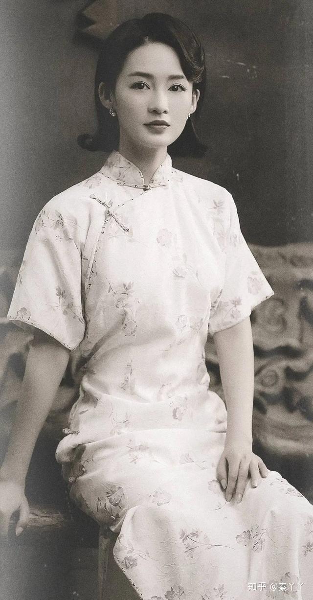 张爱玲曾吐槽旧时的旗袍泯灭了女性身体的美感,仿佛是套在了女人身上.