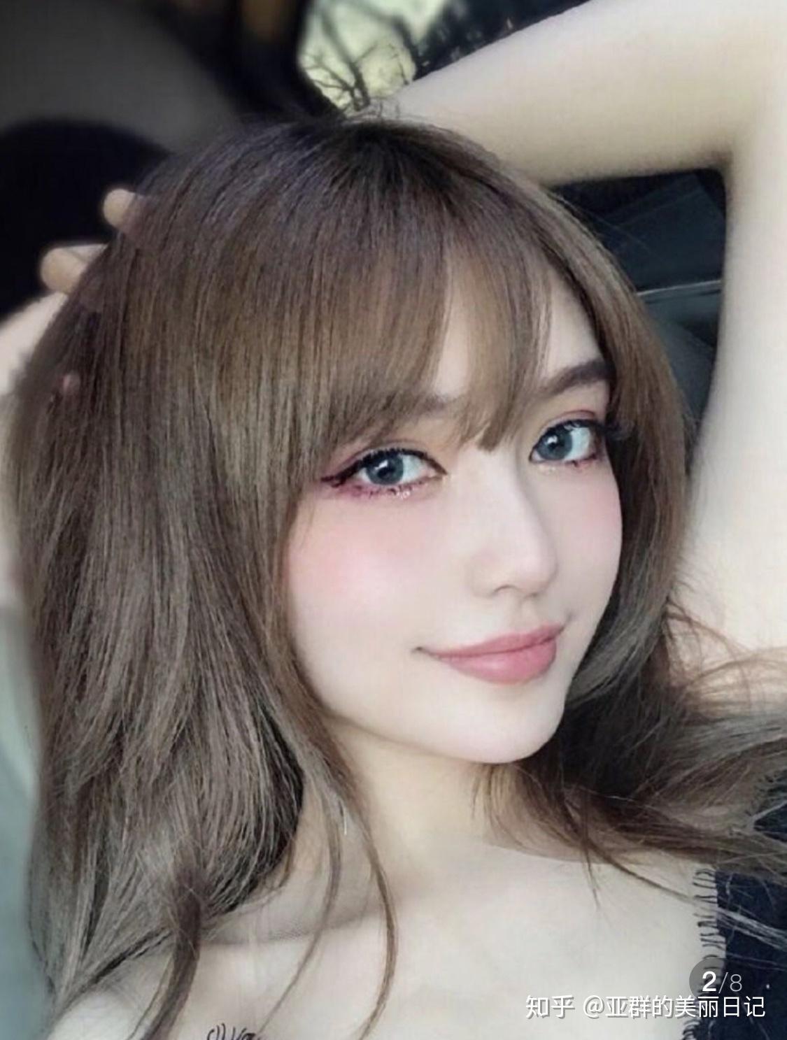 我们可以明显的看到周扬青的眼睛鼻子都有了很大的变化,混血精致.