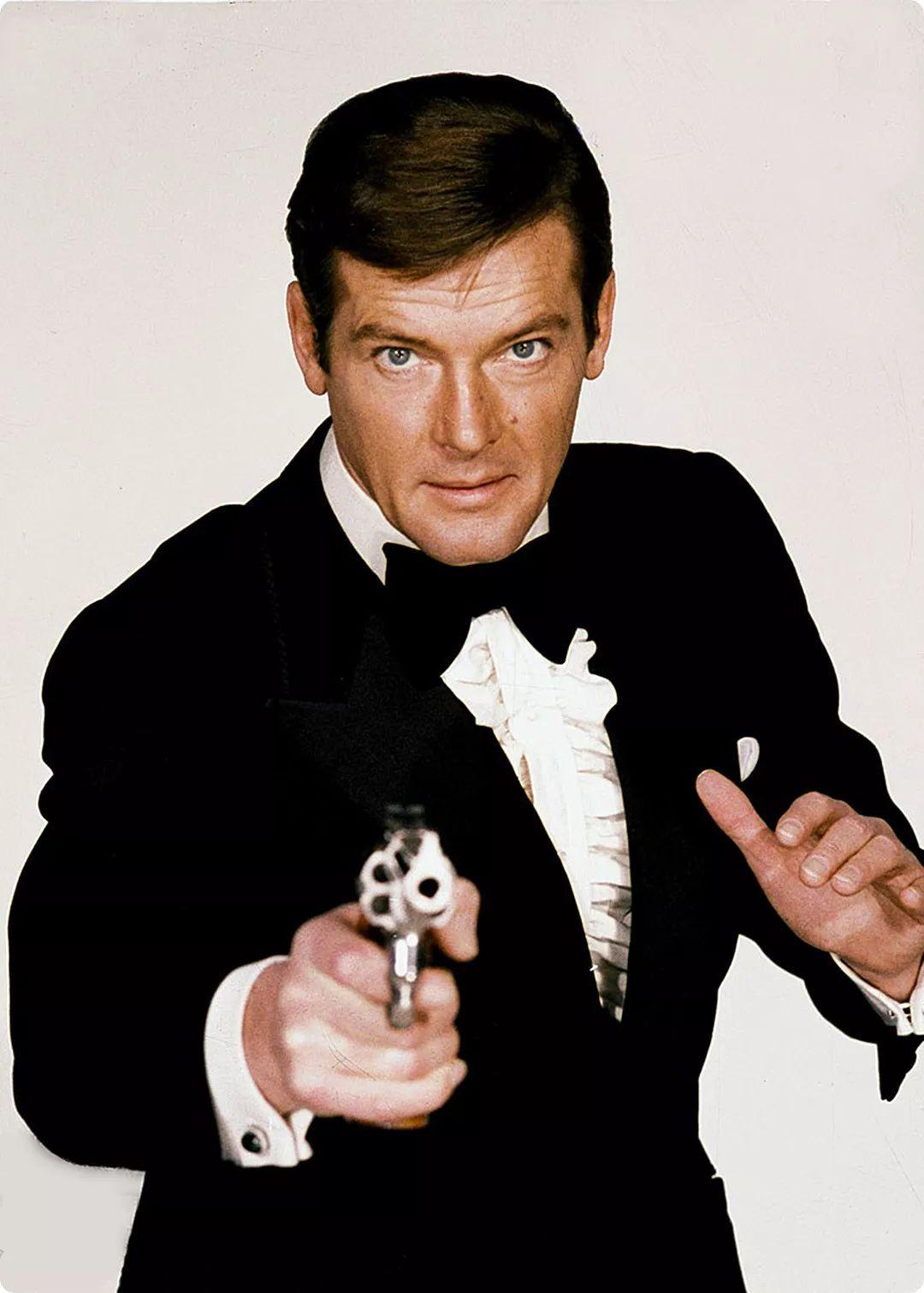 Roger Moore ci ha lasciato, famosa la sua fuga con gli sci nel film di 007