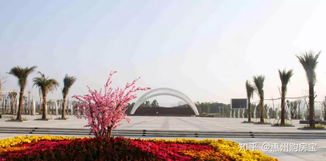 中央公园,是大亚湾行政中心区的大型市民广场,占地62000平方米,设计以