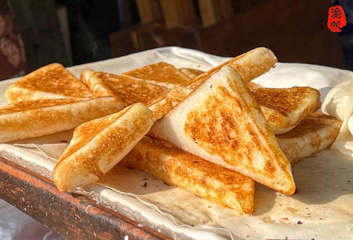 重庆传统小吃三角粑,1元1个供不应求,一个小摊也能年入50万 - 知乎