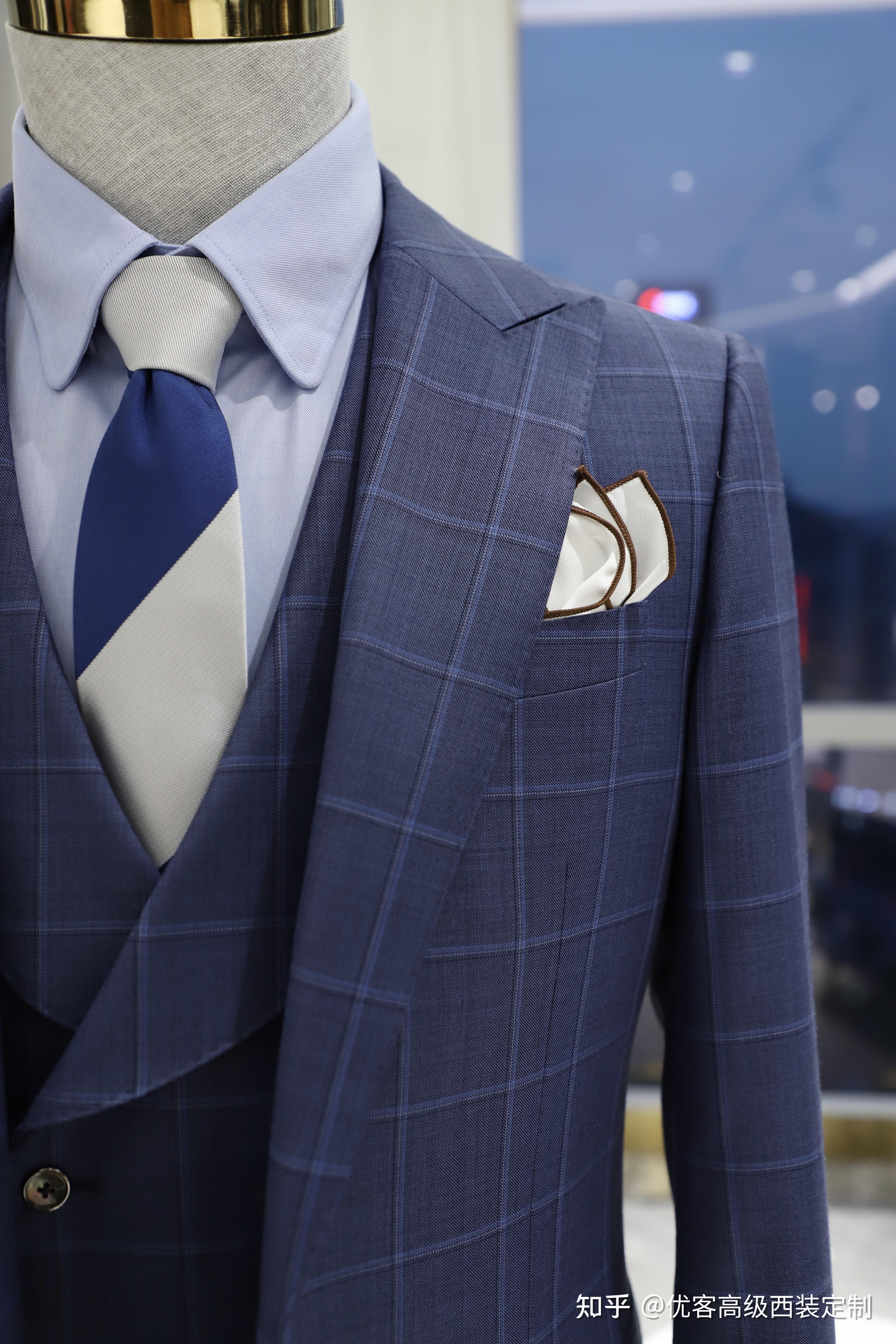 口袋巾一般会选择和西装,衬衫或者领带,有一处呼应的颜色来搭配,或者