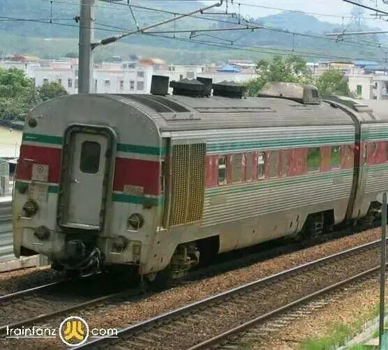 这个动力电缆插头的型号kc20d,它长的样子如下,三相4线制.