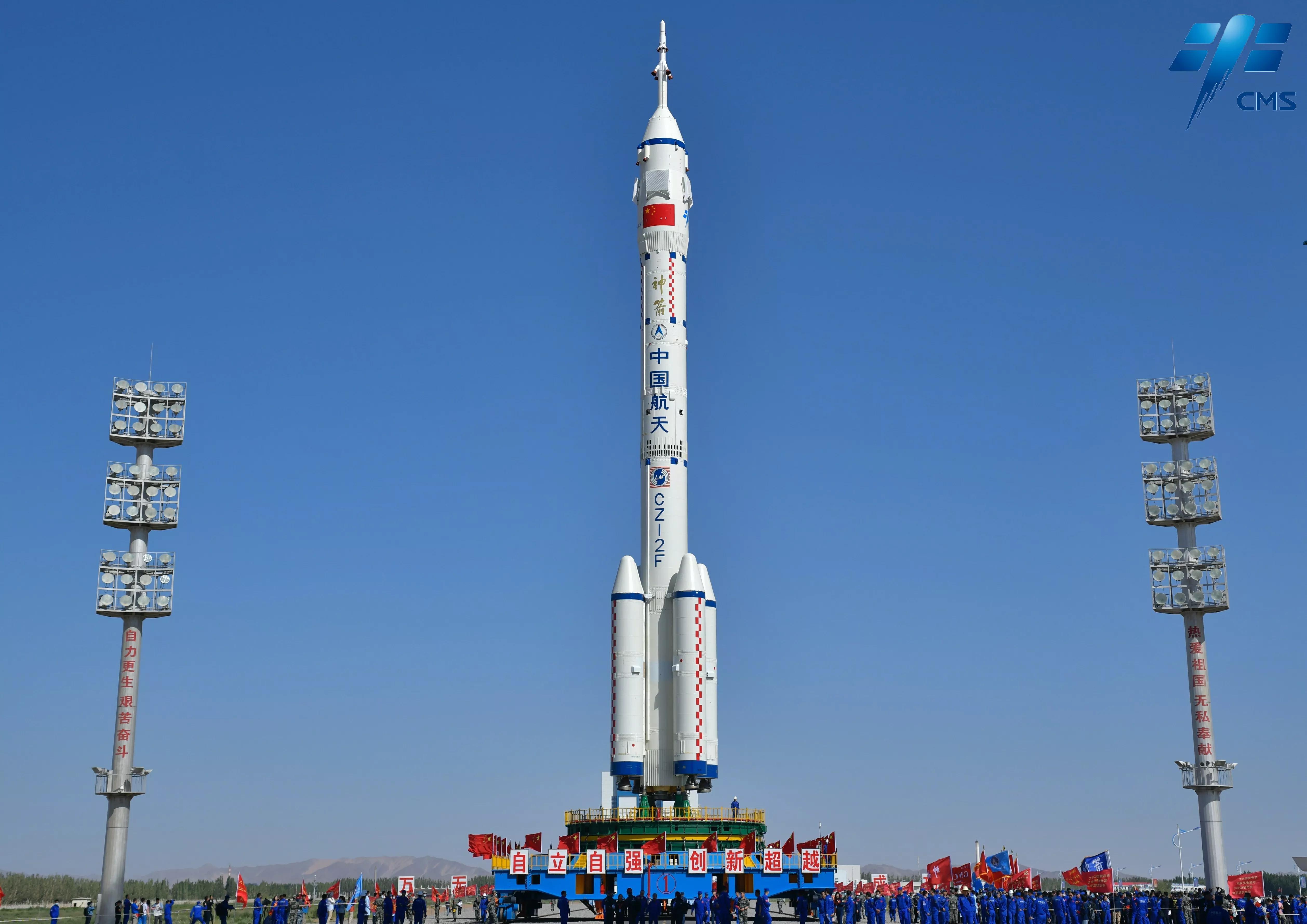 其实,垂直站立的运载火箭都怕风,原因之一就是长细比大.