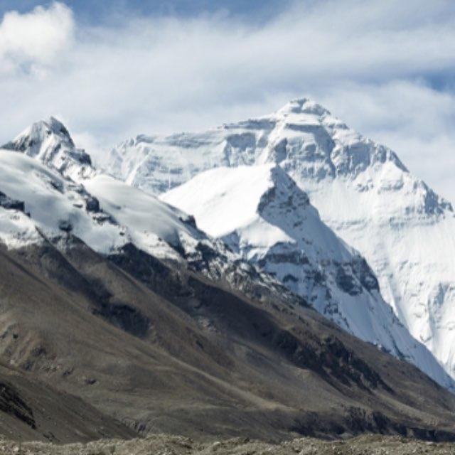 如果珠穆朗玛峰矗立在平原中或者城市中是什么画面呢？