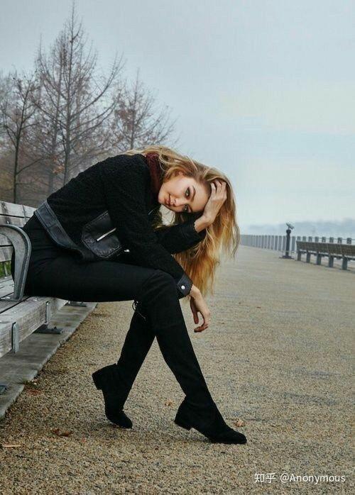 女生拍照哪些姿势才会显得拍照比较酷酷的感觉呢