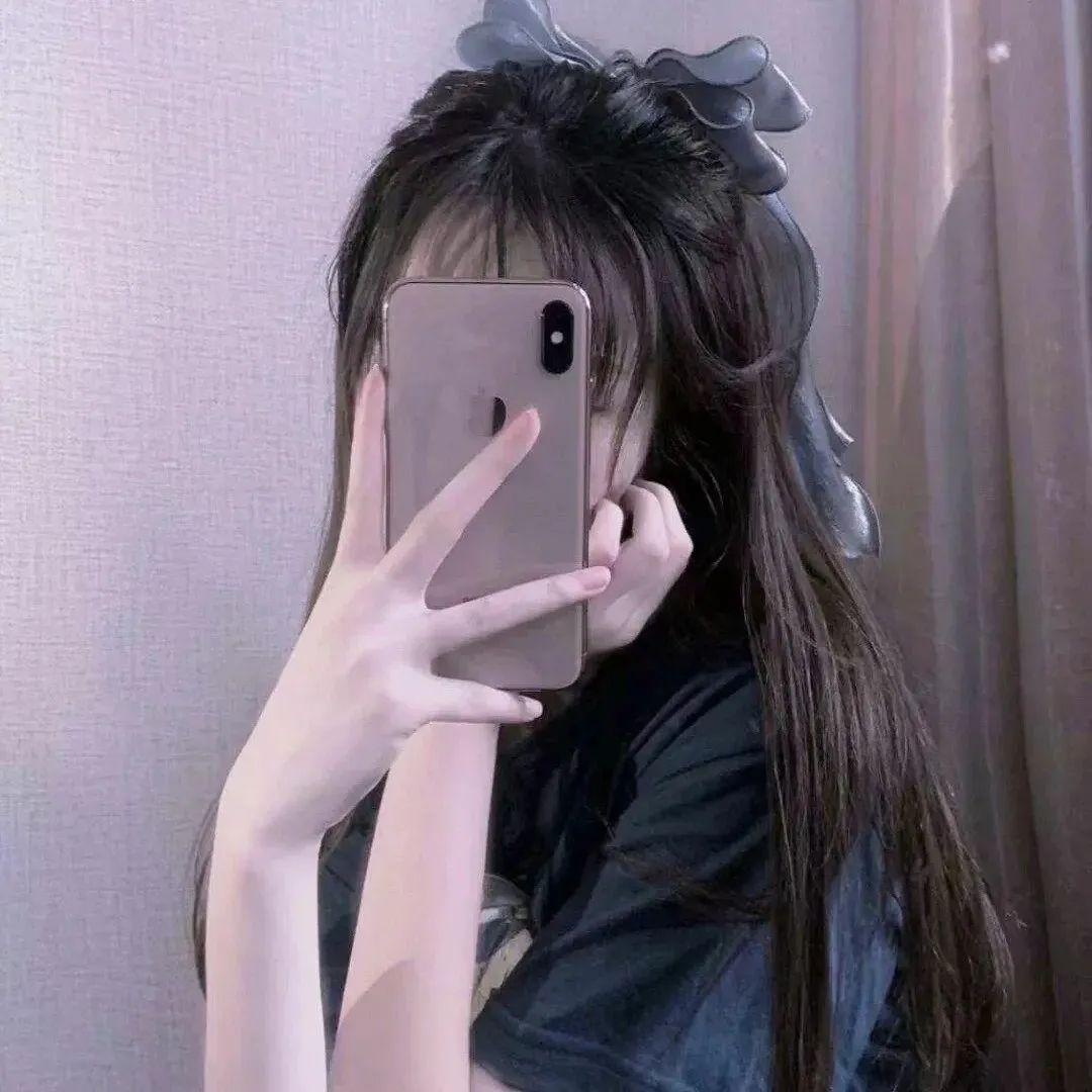 简单遮住脸的女生头像