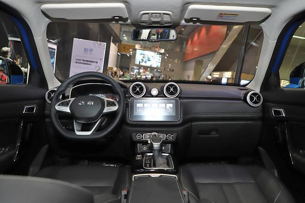 整个bj30的内饰设计主要还是以简洁为主,左右对称的中控台,按键布局