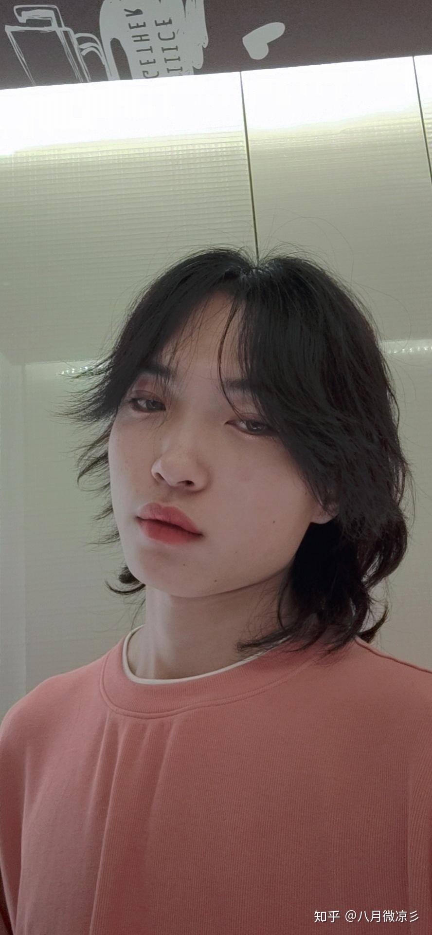 为什么大部分女生会喜欢偏女性化的男生(比如喜欢留长发,和化妆)?