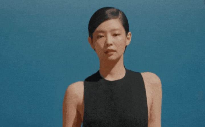 胸走出二里地了,胯还没出发?Jennie走秀翻车,神似晚奶秀场重出 - 知乎