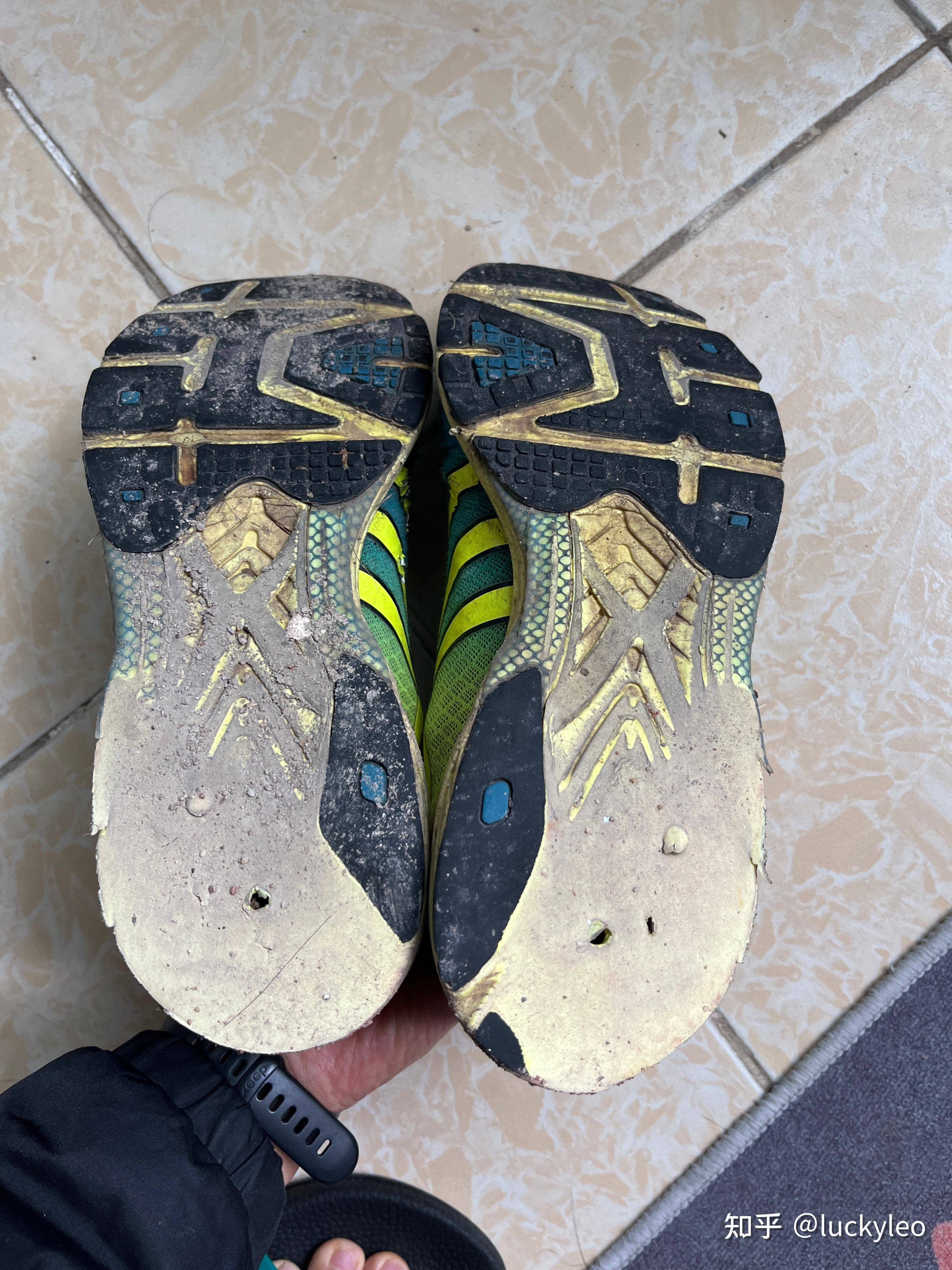 跑鞋后跟外侧磨损严重,请大佬指点,在此谢过?