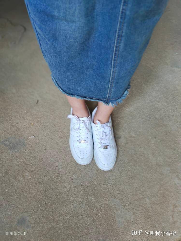 本人女生在上学,可不可以光脚穿鞋不穿袜子上学?