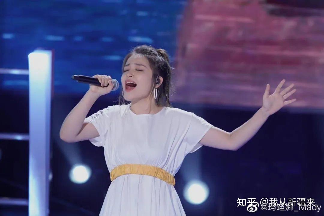 作为《中国好声音》的铁杆粉丝,她从小就梦想自己有一天能站在"好声音