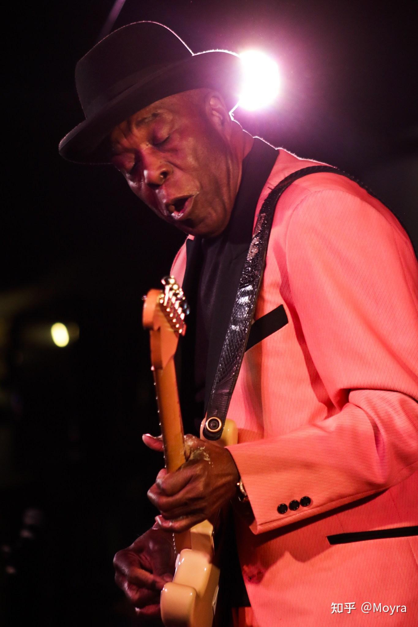 buddy guy,还有一些其他的老头子,这些老头子弹布鲁斯非常有味道,他们