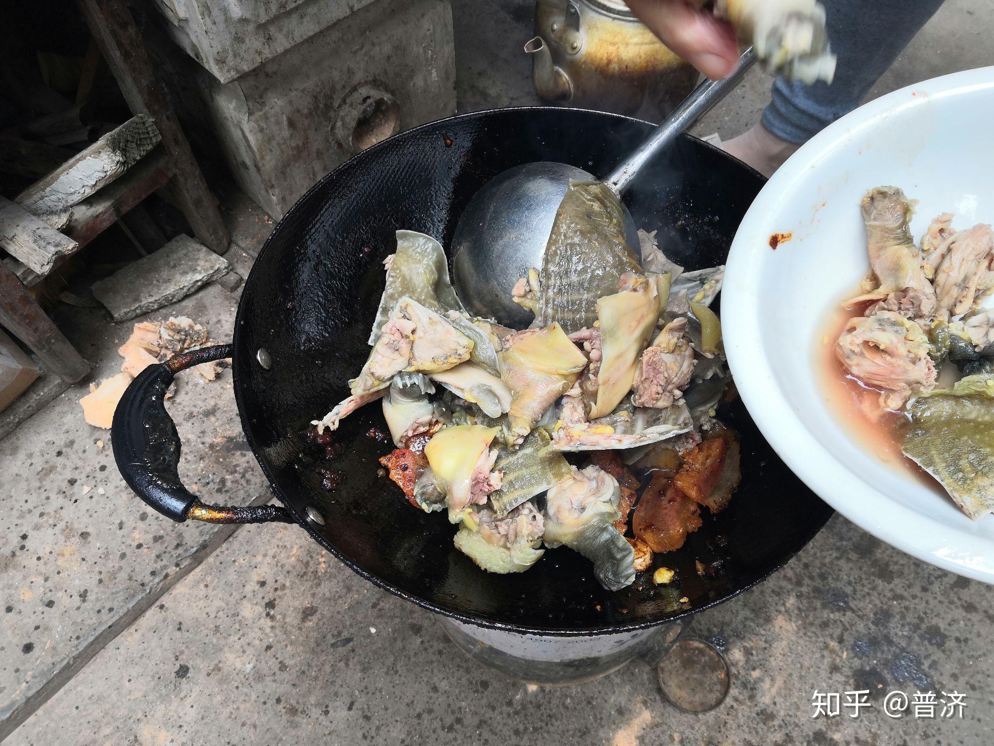 信阳光山的传统老菜腊肉焖老鳖