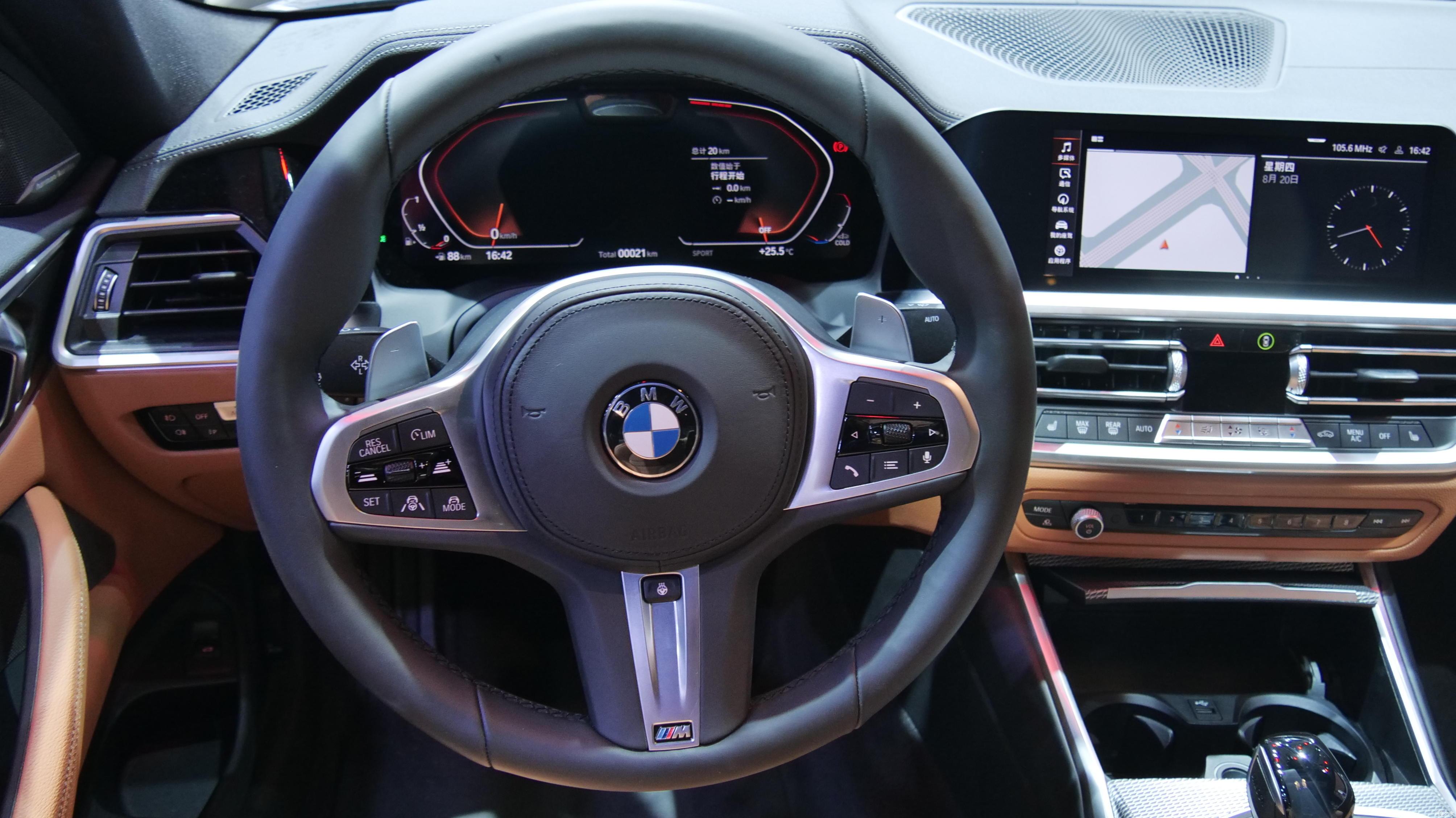 宝马4系标准配置的m形运动方向盘和运动座椅很符合跑车的概念,其中控