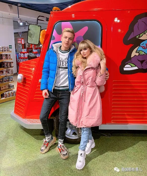 长大成人之后很多人都会搬出去自己住,但angelica始终跟父母住在一起