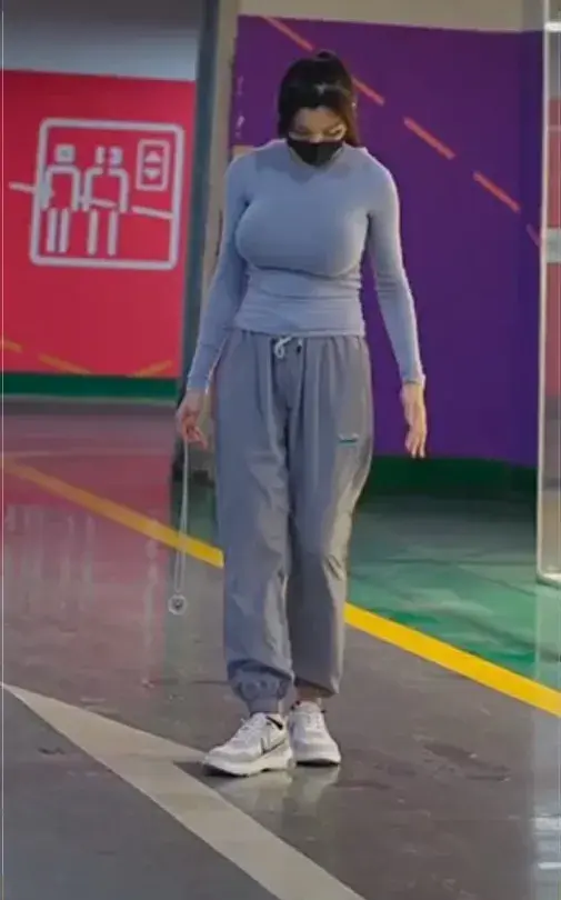 大胸美女卖男装短视频免费引流的套路到底有多野