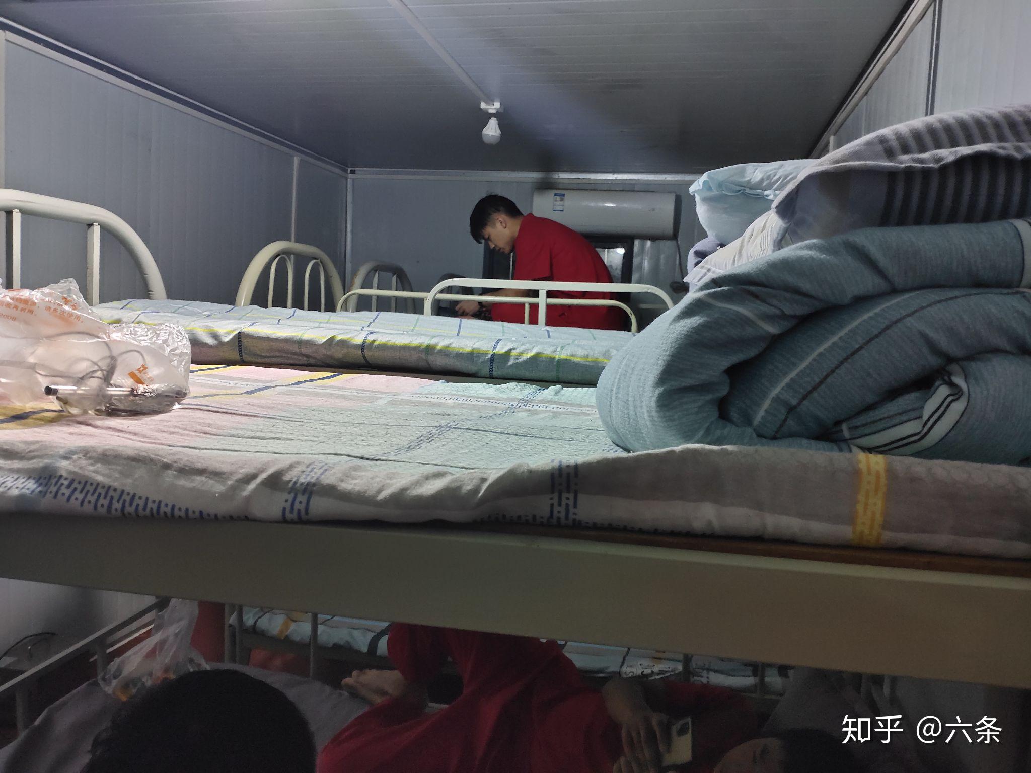 一间能睡十个人下面就是隔离宿舍了,简易板房,有空调,就是关上门瞬间