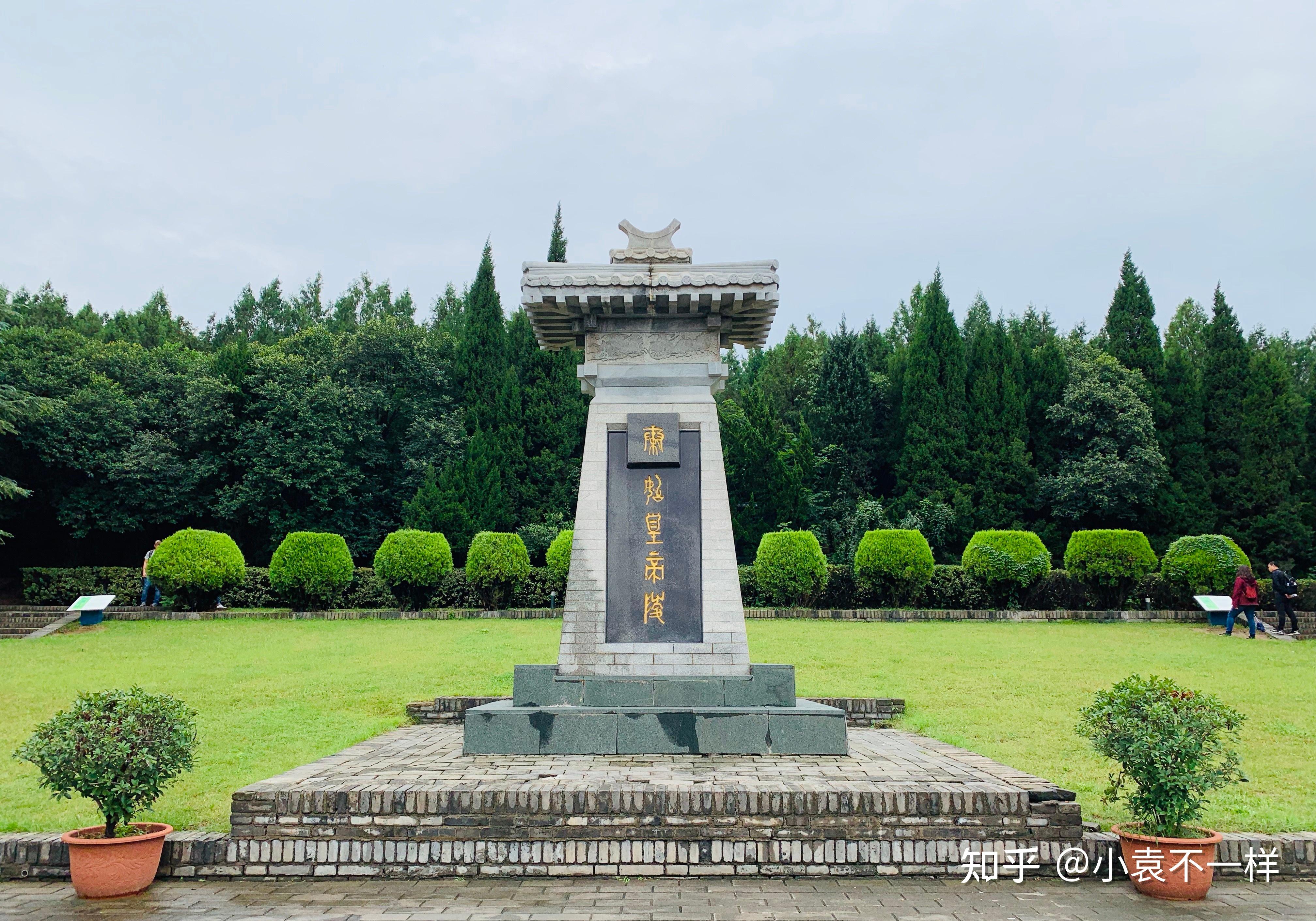 秦始皇陵兵马俑就位于西安东郊临潼区的骊山北侧,是我国历史上第一位