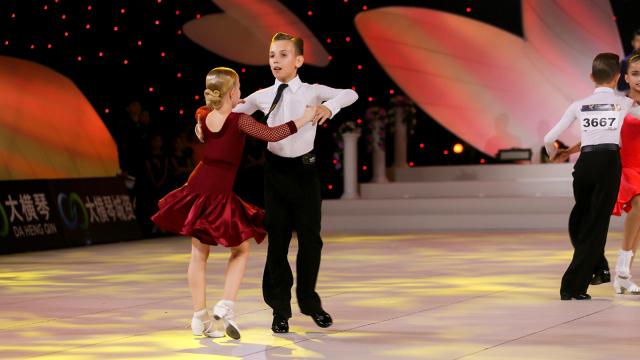 如何让孩子有自信不怯场 v2-2a1db07077efef6d9d745045d53a9208_r.jpg