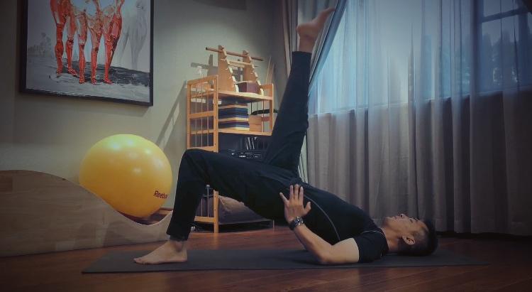 今天要练习的动作是:肩桥 shoulder bridgehttps://www.zhihu.