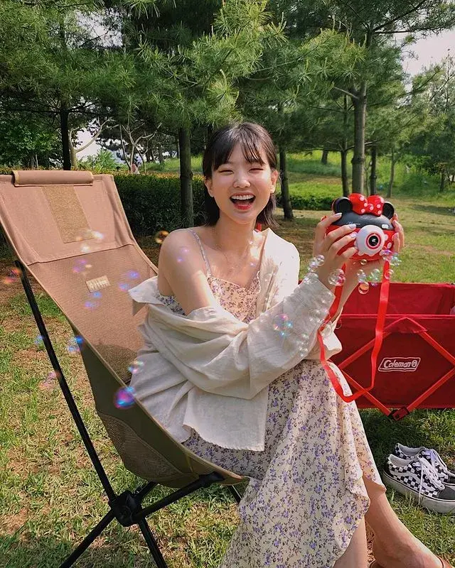 "看书"等动作姿势,专注投入到所处的环境里,这样拍照,你的表情也会