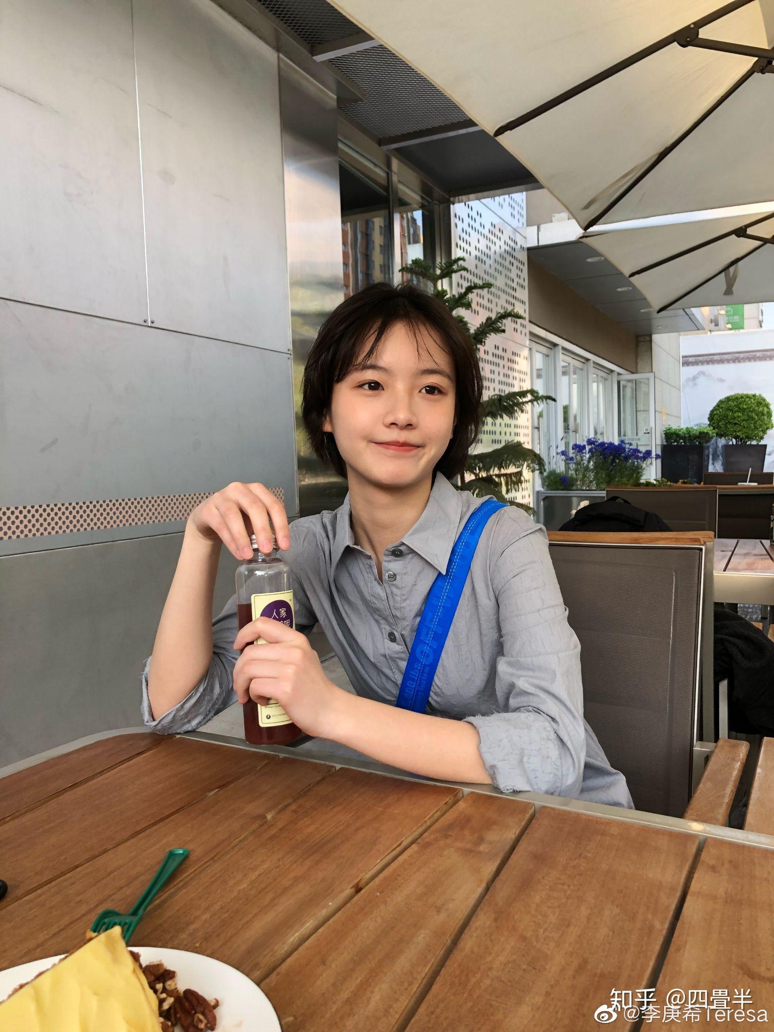 为什么李庚希的长相在男生中人气那么高?