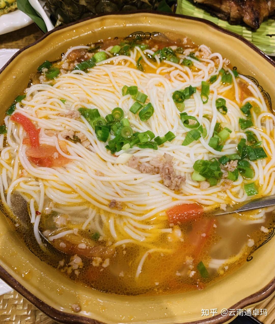 1,到达昆明市,可以到昆明老街吃一碗云南过桥米线,也可以逛逛翠湖