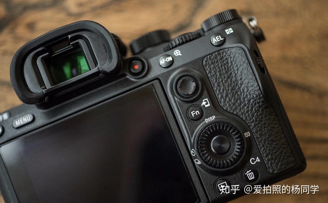 第一台相机选索尼a7m3还是尼康z6?