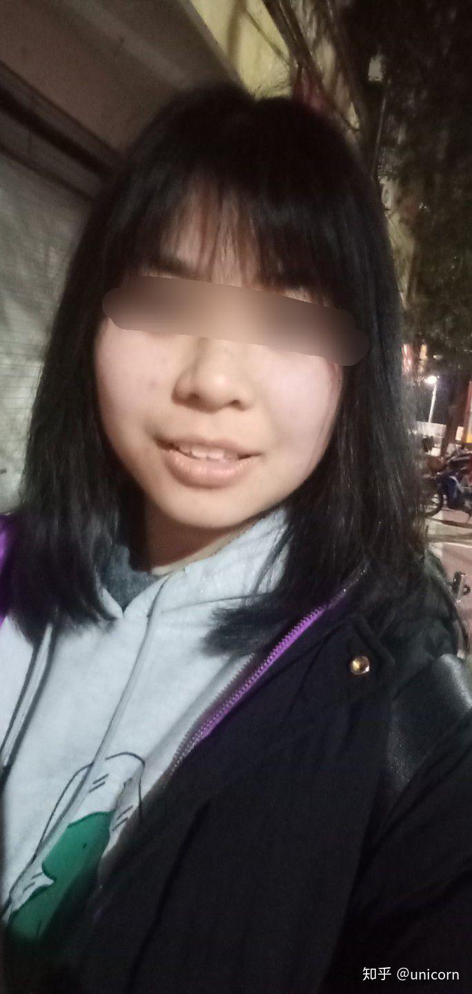 女生嘴角上翘图片图片