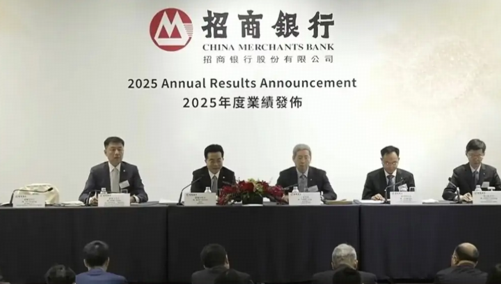 招行董事长称以客户为中心是招行护城河，员工很少准点下班，加班能筑起护城河吗？这背后的矛盾到底是什么？