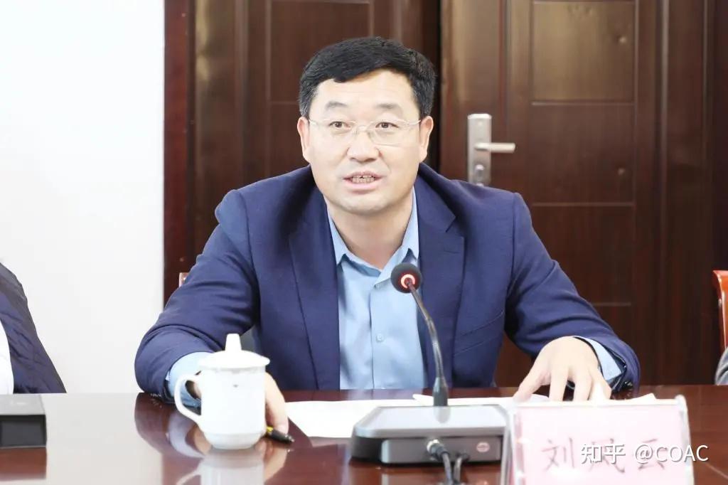 刘凤云表示,建设好大飞机学院是带动鄂尔多斯航空产业发展的突破口.