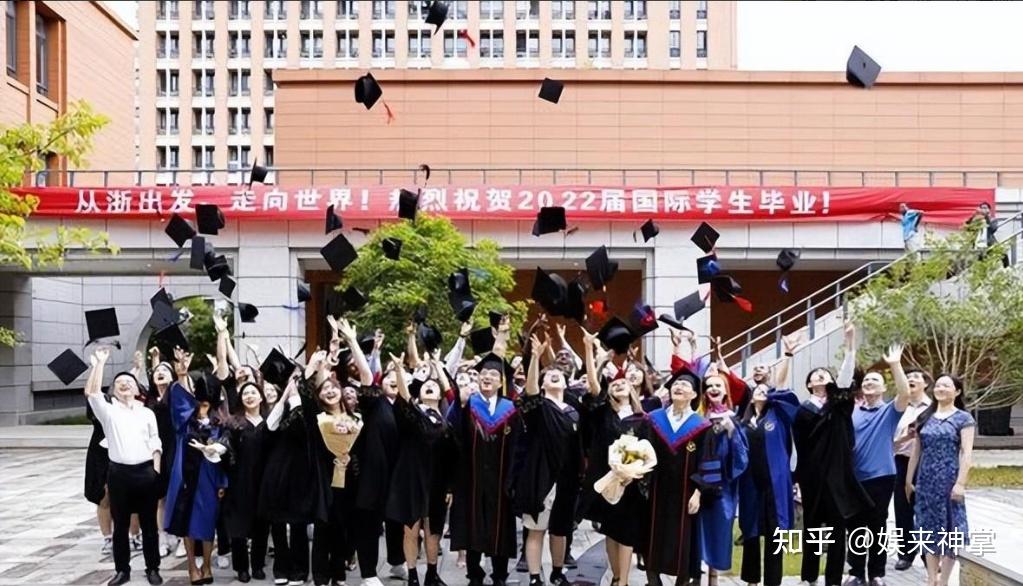 浙大毕业典礼现场，女大学生跪地向黑人男友求婚，网友怒批太丢人 - 知乎